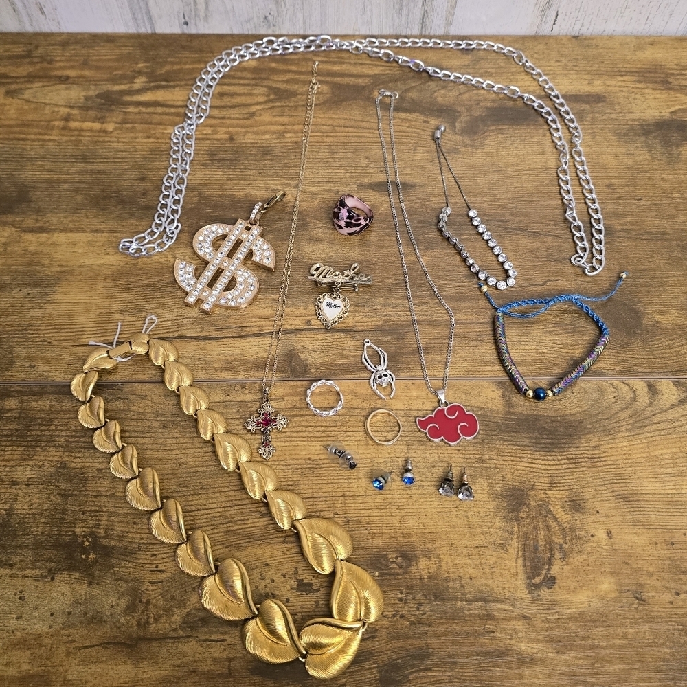 Jewerly Lot Of 15, Necklaces, Pendants, Earrings, Bracelets. Nothing Broken